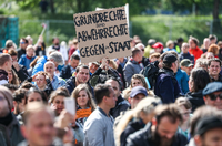 Ein Teilnehmer einer Demonstration gegen die aktuelle Corona-Politik in Berlin. Foto: Fabian Sommer/dpa