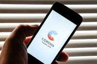 Auf dem Bildschirm eines Apple iPhone SE ist der vom Presse- und Informationsamt der Bundesregierung herausgegebene Startschirm einer Corona Warn-App abgebildet.