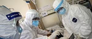 Medizinisches Personal behandelt in einem Krankenhaus in Wuhan einen Patienten, der an dem Coronavirus erkrankt ist.
