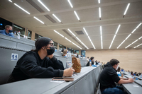 Studierende müssen in Potsdamer Hörsälen und Seminarräumen weiterhin Masken tragen. 