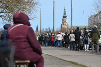 Hunderte Menschen warten vor dem Impfzentrum des Landkreises Vorpommern-Greifswald.