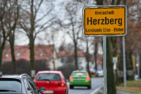 Bei hoher Inzidenz werden Lockerungen wie in Herzberg im Landkreis Elbe-Elster wieder zurückgenommen. 