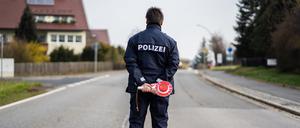Ein Polizist kontrolliert die Ortsein- und ausfahrt vom bayerischen Mitterteich. Dort galt im März 21020 eine Ausgangssperre. 