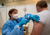 Probelauf: Eine Arzthelferin in Trier simuliert die Impfung.
