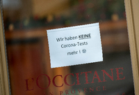 "Wir haben keine Corona-Tests mehr!", steht auf einem Zettel an der Tür einer Apotheke in der Potsdamer Innenstadt.