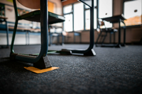 Die Tische in den Klassenräumen müssen mit einem Mindestabstand auseinander stehen. 