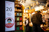 Ein Schild weist auf die 2G-Regel auf dem Weihnachtsmarkt in Bremen hin.