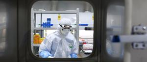  Ein Mitarbeiter des Coronavirus-Nachweislabors ´Huoyan» arbeitet an Nukleinsäuretests zum Nachweis des neuartigen Coronavirus.