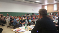 Sozialdezernent Thomas Schulz stellt sich den Anwohnerfragen in Damsdorf.