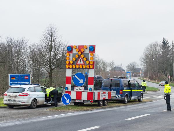 Dänische Polizisten kontrollieren den deutsch-dänischen Grenzübergang Harrislee (Schleswig-Holstein). 