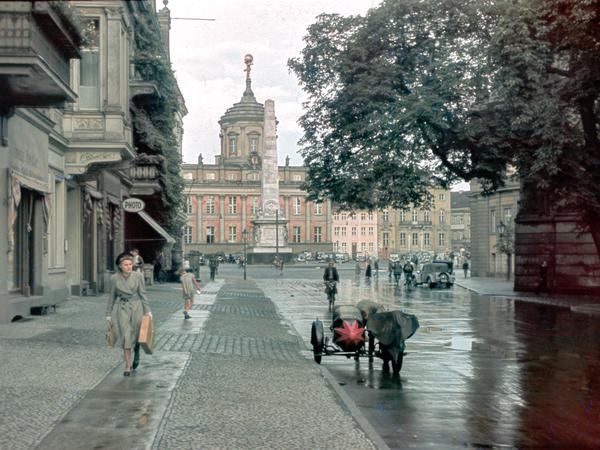 Blick auf den Alten Markt mit Obelisk und Altem Rathaus.