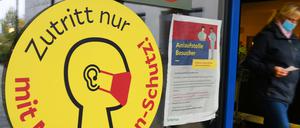 Ein großes Schild mit der Aufschrift «Zutritt nur mit Mund-Nasen-Schutz!» weist neben einem Eingang zu einer Klinik in Leipzig auf die Maskenpflicht hin. 
