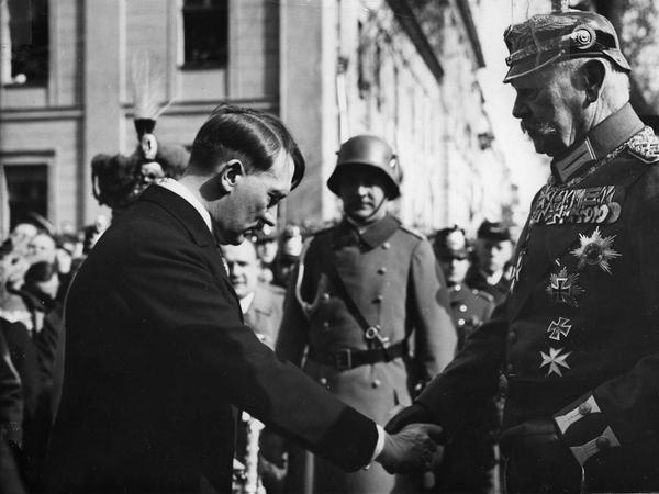Der berühmte Handschlag von Adolf Hitler und dem damaligen Reichspräsidenten Paul von Hindenburg vor der Garnisonkirche jährt sich zum 90. Mal.