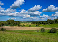 Brandenburg, Mallnow: Wolken ziehen über die Landschaft eines Naturschutzgebietes am Rande des Oderbruchs.
