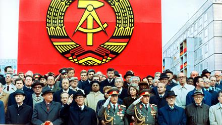 Die Ehrentribüne auf der Karl-Marx-Allee während der Militärparade zu 40 Jahren DDR am 7. Oktober 1989 in Ost-Berlin.