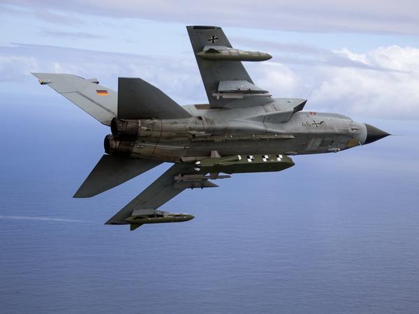 Die von der Bundeswehr herausgegebene Aufnahme zeigt einen Kampfjet Tornado bestückt mit dem Lenkflugkörper Taurus. 