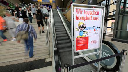 Die defekten Rolltreppen im Hauptbahnhof Potsdam sollen bis Juni ausgetauscht werden. Bis dahin heißt es: Treppe steigen.