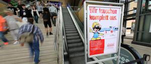 Die defekten Rolltreppen im Hauptbahnhof Potsdam sollen bis Juni ausgetauscht werden. Bis dahin heißt es: Treppe steigen.