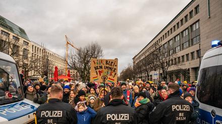 Demo gegen Rechts, Sonntag, den 14.1. um 14:00 Uhr am Pariser Platz in Berlin.
