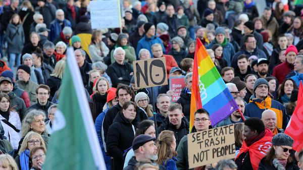 Demo gegen Rechts in Potsdam. Am 25. Februar um 16:30 Uhr organisierte die zivilgesellschaftliche Initiative “Zusammen gegen Rechts” in der Potsdamer Innenstadt eine Demonstration und Lichteraktion gegen den Rechtsruck und die Bedrohung der Demokratie durch die AfD.