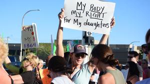 Eine Demonstrantin hält ein Schild während einer Kundgebung gegen das Abtreibungsurteil. Hunderte von Menschen gingen am Sonntag auf die Straße, nachdem der Oberste Gerichtshof von Arizona am Dienstag ein fast vollständiges Abtreibungsverbot aus dem Jahr 1864 wieder in Kraft gesetzt hatte. 