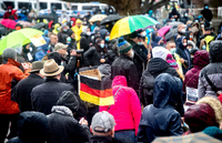 Teilnehmer einer Demonstration gegen Corona-Maßnahmen am 28. November 2020 in Frankfurt (Oder). 
