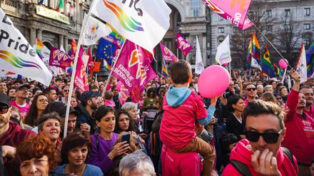 Mailand, März 2023: Nachdem ein Rundschreiben aus Rom die Eintragung gleichgeschlechtlicher Eltern verboten hat, demonstrieren Regenbogenfamilien vor der Scala, dem weltberühmten Opernhaus. 