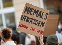 Wie hier in Berlin fanden deutschlandweit Kundgebungen an die Opfer des rechtsextremistischen Anschlags in Hanau statt.