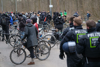 Die offiziell angemeldete Demo: Teilnehmer mit einem Transparent "Potsdam gegen Impfpflicht" gehen aus Richtung Landtag und Nikolaikirche kommend zum Bassinplatz.
