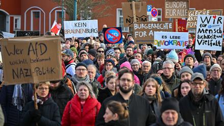 27.01.2024, Brandenburg, Frankfurt (Oder): Teilnehmer der Demonstration «Nie wieder ist jetzt!», haben sich mit Plakaten und Transparenten in der deutsch-polnischen Grenzstadt im Osten von Brandenburg versammelt. 