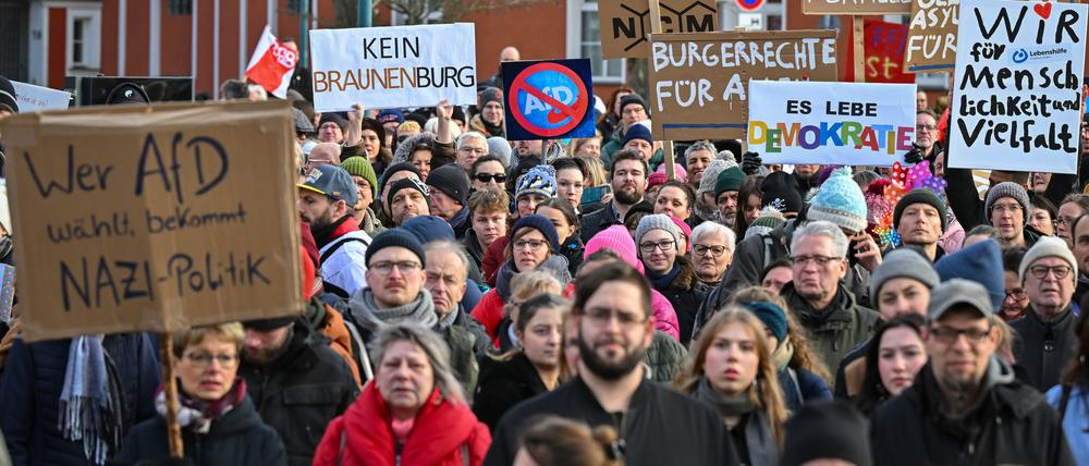 27.01.2024, Brandenburg, Frankfurt (Oder): Teilnehmer der Demonstration «Nie wieder ist jetzt!», haben sich mit Plakaten und Transparenten in der deutsch-polnischen Grenzstadt im Osten von Brandenburg versammelt. 