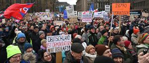 Auch in Bremen versammelten sich Tausende, um gegen Rechtsextremismus zu demonstrieren. 