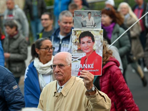 Ein Teilnehmer einer Demonstration gegen Corona-Maßnahmen in Halle (Saale) im Oktober 2022. Seit 2014 organisiert Sven Liebich oft Demonstrationen auf dem Marktplatz der Stadt. 