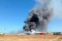 Aufnahmen, die noch das brennende Flugzeug zeigen. Laut der Fluggesellschaft soll es keine Probleme mit den Triebwerken gegeben haben.