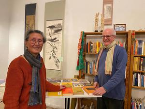 Yujing Kan und Christian Oertel vom Chinaladen des Vereins Gesellschaft für Deutsch-Chinesische Freundschaft Berlin.