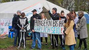 Der Hungerstreik zweier Klimaaktivisten im Berliner Regierungsviertel spitzt sich zu. 