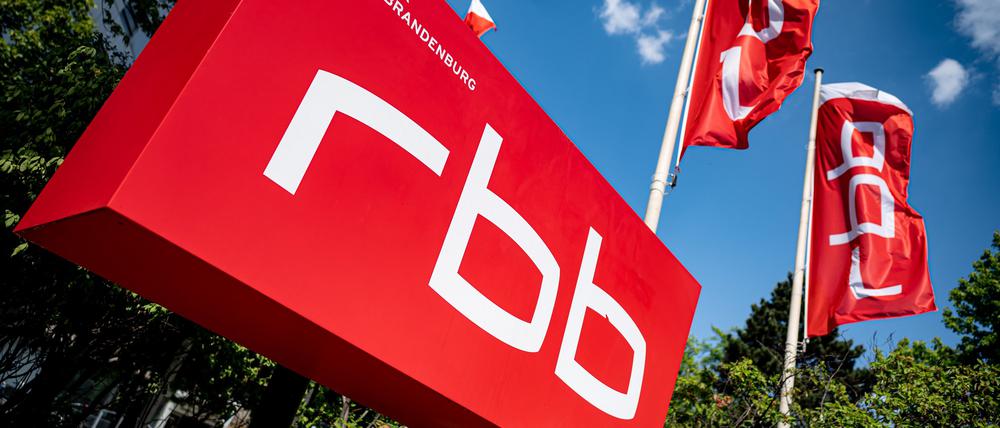 ARCHIV - 08.06.2023, Berlin: Ein Schild mit dem Logo des rbb steht vor dem Gebäude des Senders.  (zu dpa: «RBB richtet seine Kulturwelle neu aus») Foto: Fabian Sommer/dpa +++ dpa-Bildfunk +++