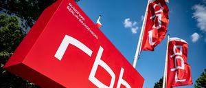 ARCHIV - 08.06.2023, Berlin: Ein Schild mit dem Logo des rbb steht vor dem Gebäude des Senders.  (zu dpa: «RBB richtet seine Kulturwelle neu aus») Foto: Fabian Sommer/dpa +++ dpa-Bildfunk +++
