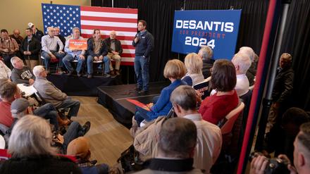 Der republikanische Präsidentschaftskandidat und Gouverneur von Florida Ron DeSantis während einer Wahlkampfveranstaltung in Waukee, Iowa.