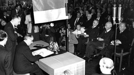 ARCHIV - Unser Archivbild zeigt Ernst Reuter, Oberbuergermeister und Abgeordneter im parlamentarischen Rat der Stadt Berlin, bei der Unterzeichnung des Grundgesetzes am 23. Mai 1949 in Bonn.