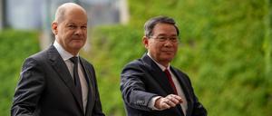 Bundeskanzler Olaf Scholz (SPD, l) empfängt Li Qiang, Ministerpräsident von China.