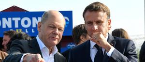Fischbrötchen-Freundschaft. Kanzler Olaf Scholz (links) und Frankreichs Staatschef Emmanuel Macron am Dienstag bei der deutsch-französischen Klausur in Hamburg. 