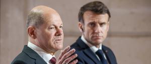 Bundeskanzler Olaf Scholz (l, SPD), nimmt neben Emmanuel Macron, Präsident von Frankreich, an der Pressekonferenz nach dem Deutsch-Französischen Ministerrat anlässlich des 60. Jubiläums des Élysée-Vertrags teil.