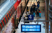 Fahrgäste steigen im Hauptbahnhof in einen Regionalzug der Deutschen Bahn.
