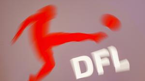 Das Logo der DFL Deutsche Fußball Liga ist am Rande einer DFL-Mitgliederversammlung im Wiesbadener Kongress-Zentrum auf einer Stellwand zu sehen.