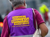 Ein Teilnehmer der Demonstration trägt eine Weste mit der Aufschrift "Deutsche Wohnen Co enteignen!".