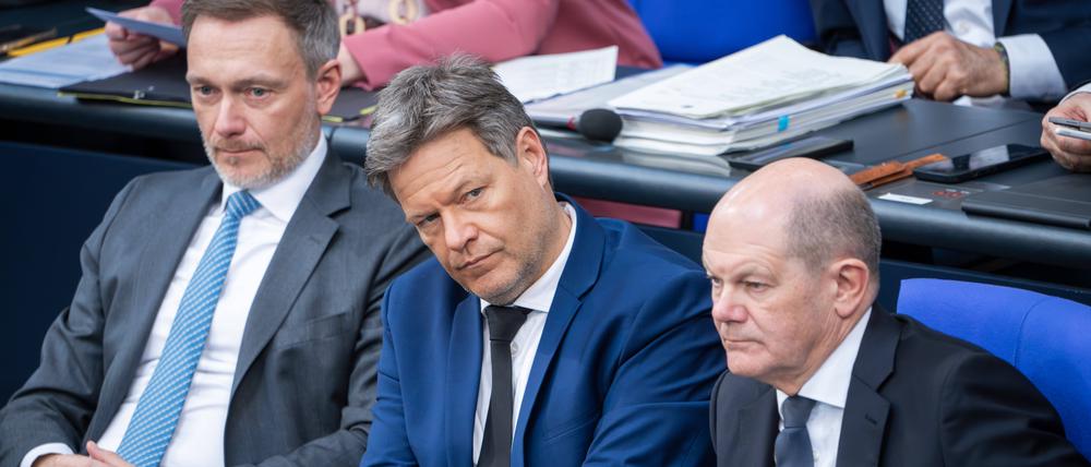 Bundeskanzler Olaf Scholz (r, SPD), Wirtschaftsminister Robert Habeck (m, Die Grünen), und Finanzminister Christian Lindner (FDP). Die Regierung kämpft mit der schwachen Wirtschaftslage.