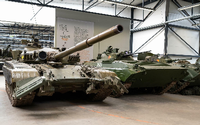 Kampfpanzer (l) vom Typ T-72, hier im Deutschen Panzermuseum, sollen nun von Slowenien an die Ukraine geliefert werden.