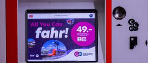  Das Deutschlandticket“ steht auf einem Monitor eines Fahrkartenautomaten im Hauptbahnhof. Ab Montag (01.05.2023) gilt bundesweit das 49 Euro teure Deutschlandticket im öffentlichen Personennahverkehr. 