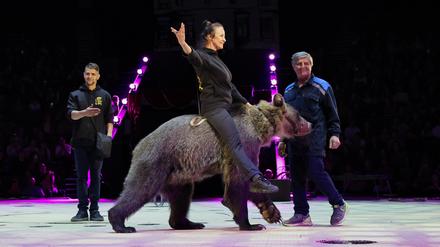 Ritt auf einem Bären im Staatszirkus in Moskau.